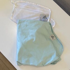 Ollie Swaddle, like new with dust bag!
